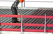 Ein Bauarbeiter auf einem Dach eines Gebäudes mit temporärem Seitenschutzsystem