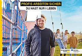 Kampagnenbild mit "geteilten" Mann. Die linke Hälfte trägt Arbeitskleidung und steht auf einer Baustelle, die rechte Hälfte trägt Freizeitkleidung und steht im Garten mit drei Kindern.