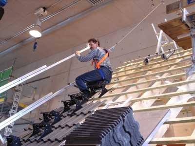 Eine Person wird am Arbeitsplatz auf dem Dach im Praxiszentrum Haan sensibilisert
