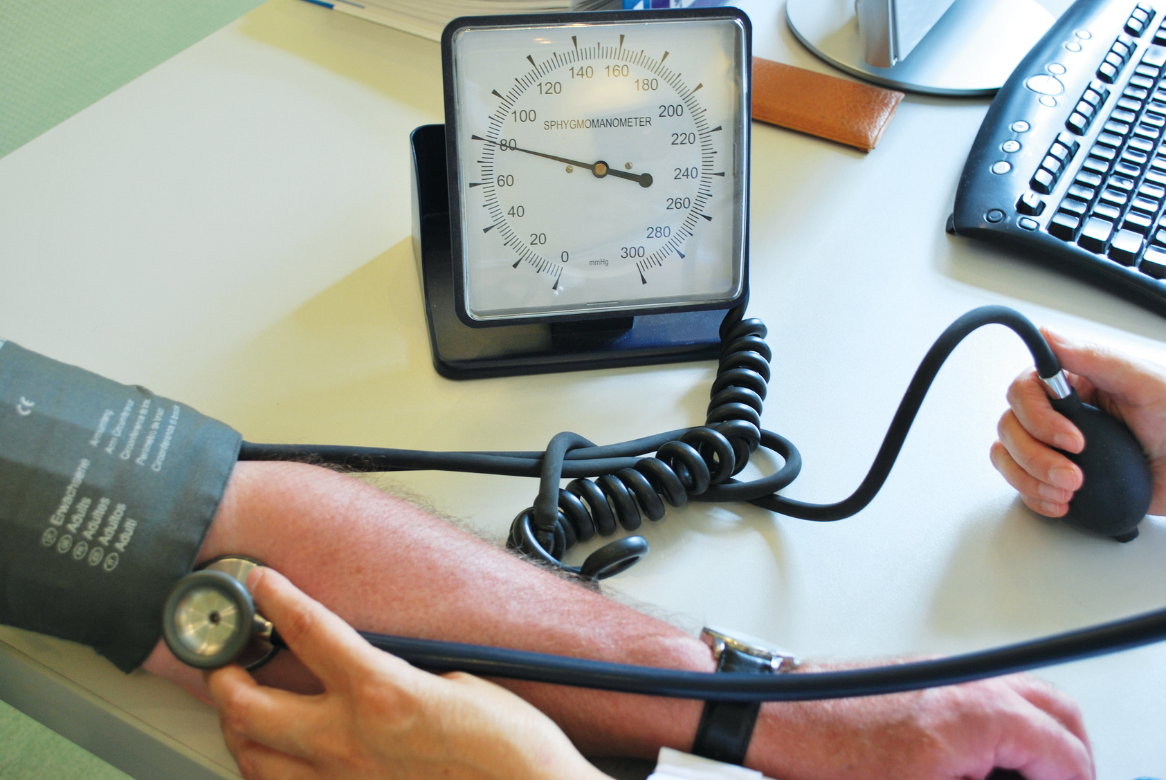 Bei einem Patienten wird der Blutdruck gemessen.