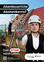 Ein Dachdecker mit einer Baseballkappe steht auf der obersten Etage eines Gerüsts, an der ein Stück Geländer fehlt. Zur Kamera gewandt steht eine Kollegin, die einen weißen Schutzhelm trägt und erhebt ihre Hand, auf der „STOP!“ geschrieben steht. Im Bild steht: „Abenteuerliche Absturzkante? Dein STOP! rettet Leben.“ 