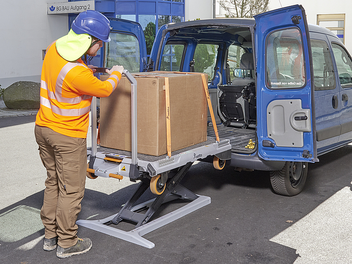 Ergonomie, Ergonomische Lösungen, Ergonomisches Arbeiten, Reduzierung der körperlichen Belastungen, Transportwagen und Hebehilfe Xetto, Beladen Fahrzeug, Entladen Fahrzeug, Beladehilfe, Ladungssicherung