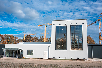 Die äußere Fassade und die Glasfassade des Praxiszentrum in Feuchtwangen.
