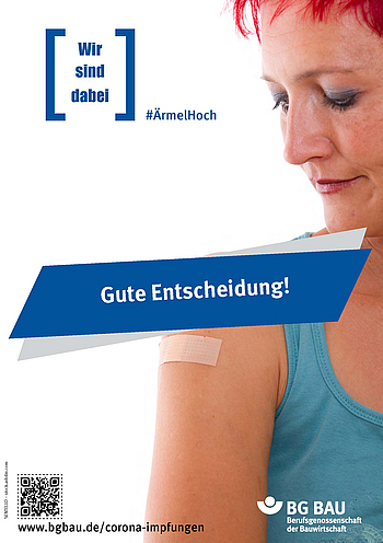 Eine Frau mit kurzen roten Haaren schaut auf ihren rechten Oberarm, der mit einem Pflaster versehen ist.