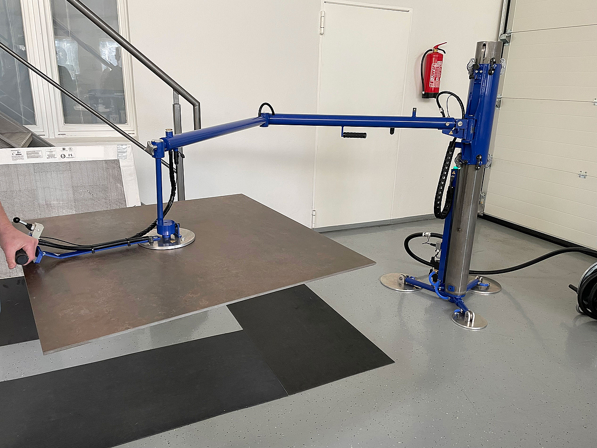 Vakuumheber beim Transport einer großformatigen Fliese Ein Vakuumheber hebt eine großformatige Fliese an.