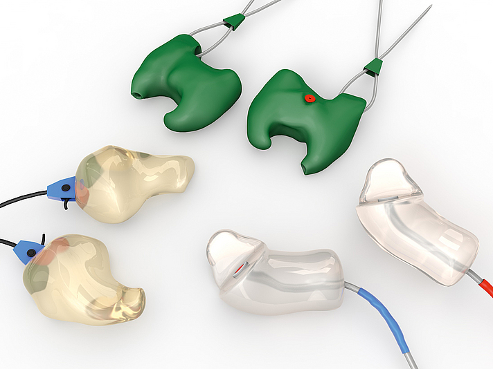 Otoplastiken dienen als Gehörschutz vor extrem lautem Lärm beim Arbeiten mit Maschinen.