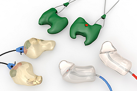 Otoplastiken dienen als Gehörschutz vor extrem lautem Lärm beim Arbeiten mit Maschinen.