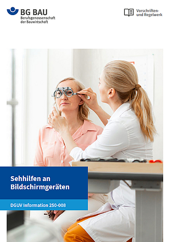 Titelseite der DGUV Information 250-008 „Sehhilfen an Bildschirmgeräten“ mit einer Augenuntersuchung, bei der einer Patientin eine Messbrille angepasst wird.