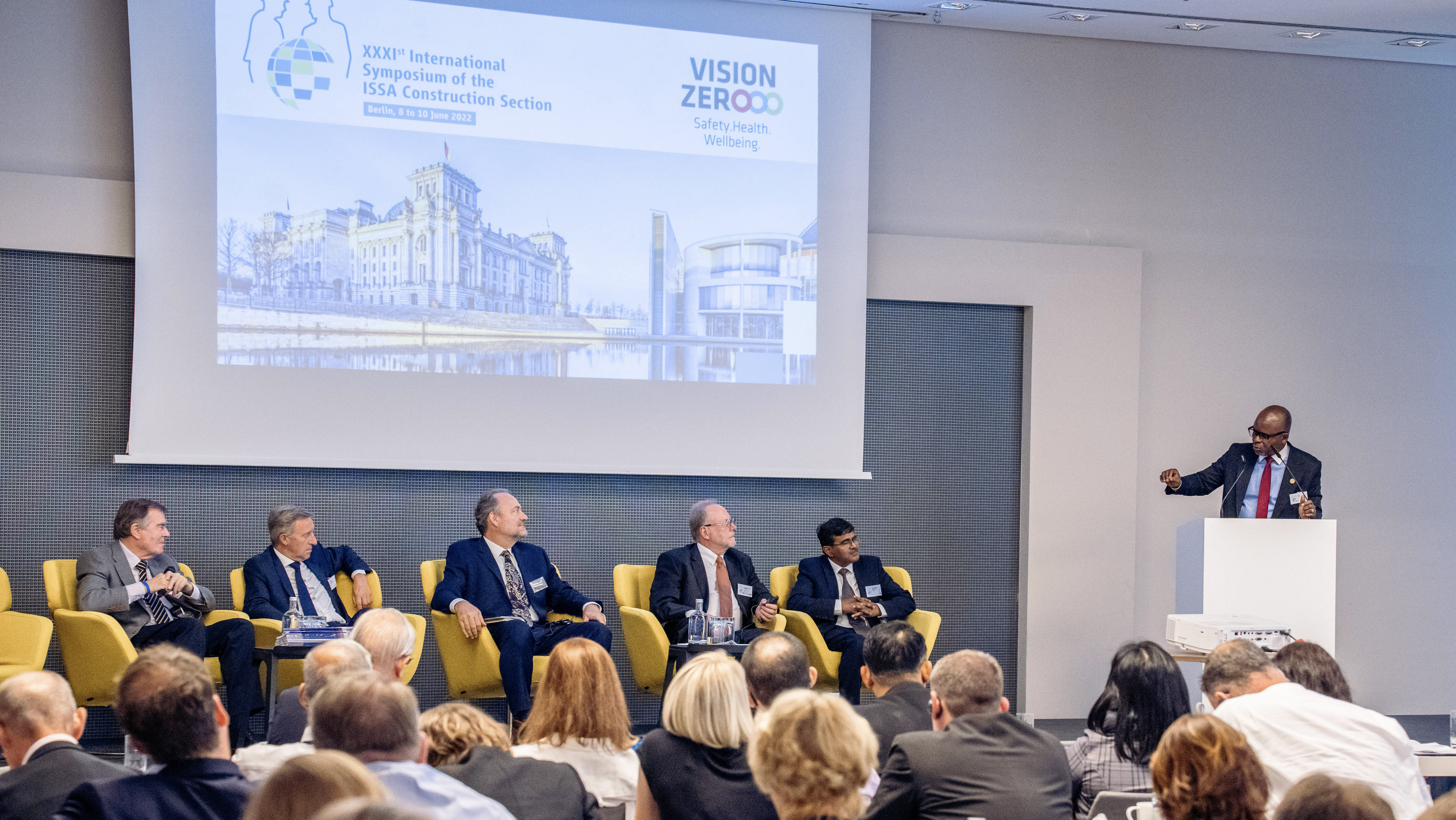 Podiumsdiskussion w&auml;hrend des ISSA-Symposiums vor Publikum