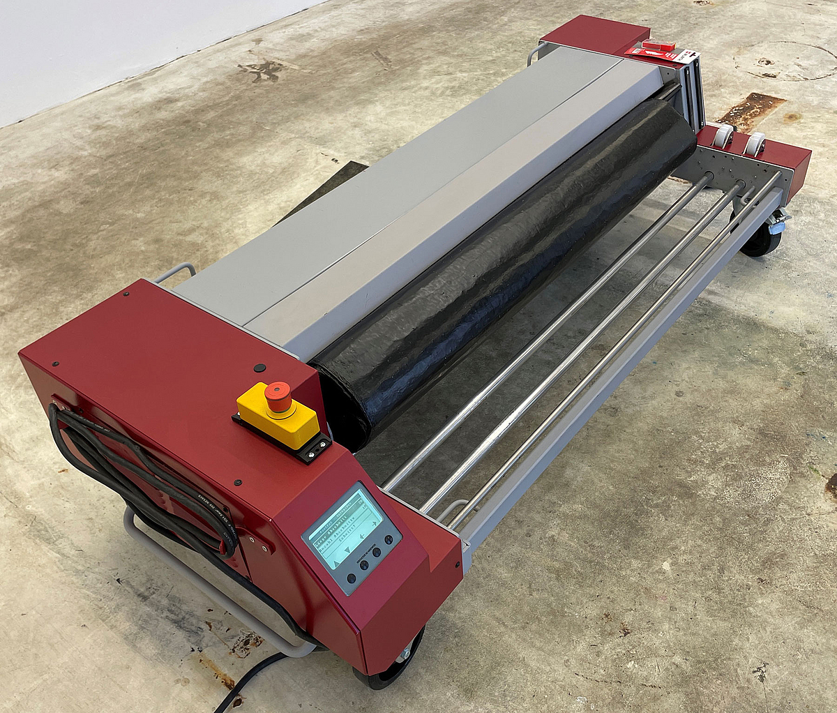 Eine Schneidemaschine f&uuml;r Dachbahnen.