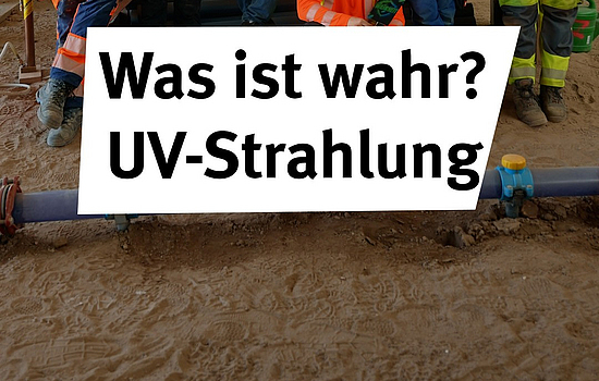 Thumbnail zum TikTok-Video "Mythos oder Wahrheit" mit mehreren Auszubildenden und einer Aufsichtsperson, die gemeinsam sitzen. Im Vordergrund steht eine Textkachel: "Was ist wahr? UV-Strahlung". 