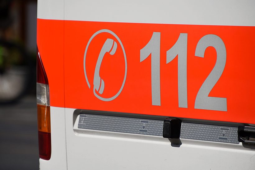 Auf einem Rettungswagen steht 112 für einen Notfallanruf.
