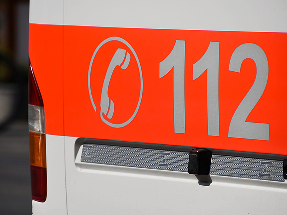 Auf einem Rettungswagen steht 112 für einen Notfallanruf.