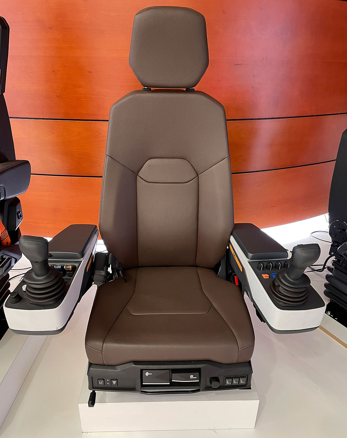 Ergonomischer Fahrersitz für Mobilbagger Drehbarer, orthopädischer und vibrationsgedämpfter Fahrersitz.