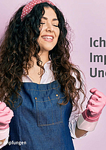 Eine junge Frau mit Haarband und in Schutzhandschuhen singt und ballt dazu die Fäuste.