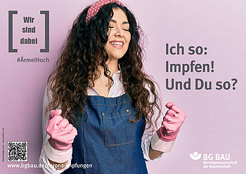 Eine junge Frau mit Haarband und in Schutzhandschuhen singt und ballt dazu die Fäuste.