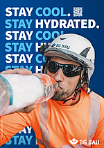 Ein Bauarbeiter mit Sonnenbrille, in langärmliger Funktionskleidung und einem Helm mit der Aufschrift BG BAU trinkt aus einer Wasserflasche.