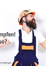 Ein junger Handwerker mit Helm singt und benutzt seine Malerrolle als Mikrofon.