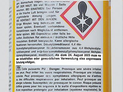 Rückseite einer Dose mit Verwendungshinweisen, auf der folgender Satz hervorgehoben ist: Ab dem 24. August 2023 muss vor der industriellen oder gewerblichen Verwendung eine angemessene Schulung erfolgen.