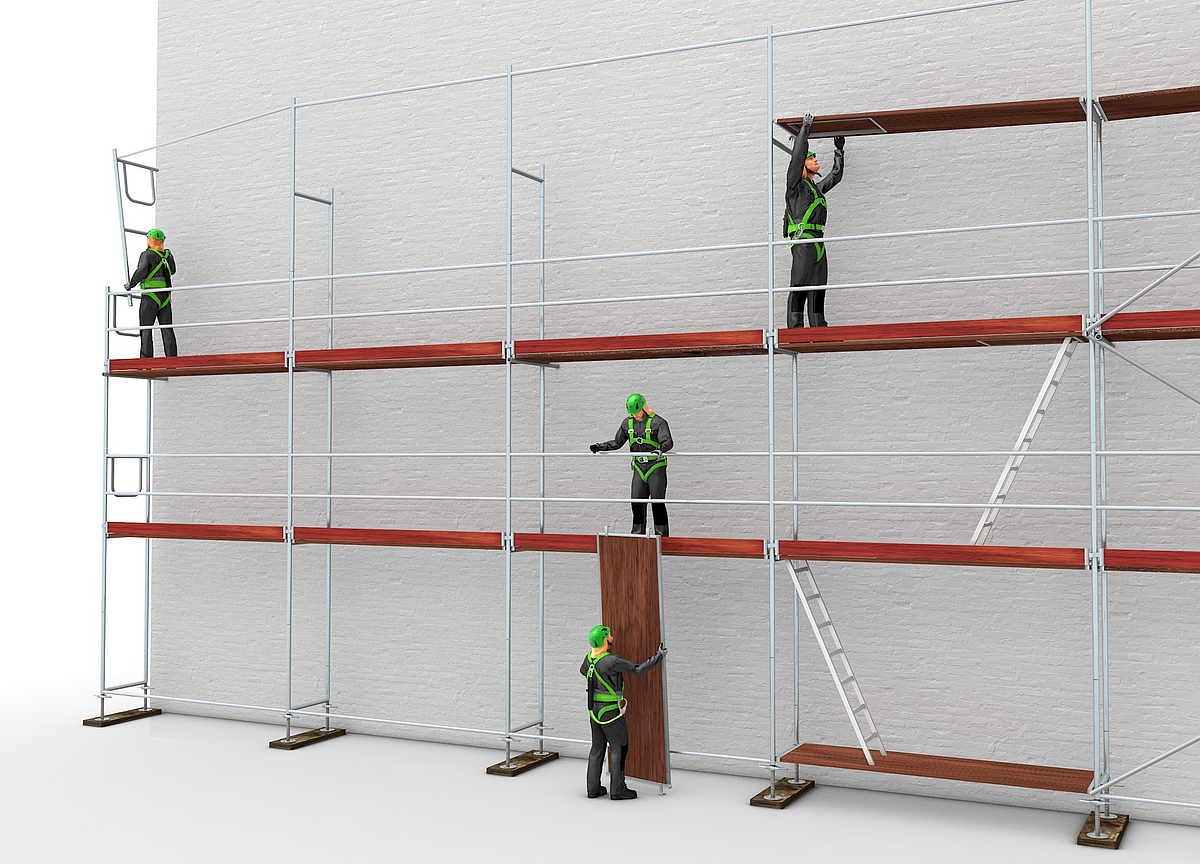 Vier Ger&uuml;stbauer tragen Schutzhelme und pers&ouml;nliche Schutzausr&uuml;stung gegen Absturz (PSAgA) beim Ger&uuml;staufbau mit systemgebundenem Seitenschutz.