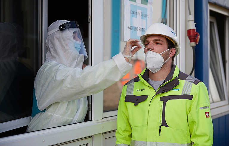 Corona-Test auf einer Baustelle im Logistikzentrum Lich.