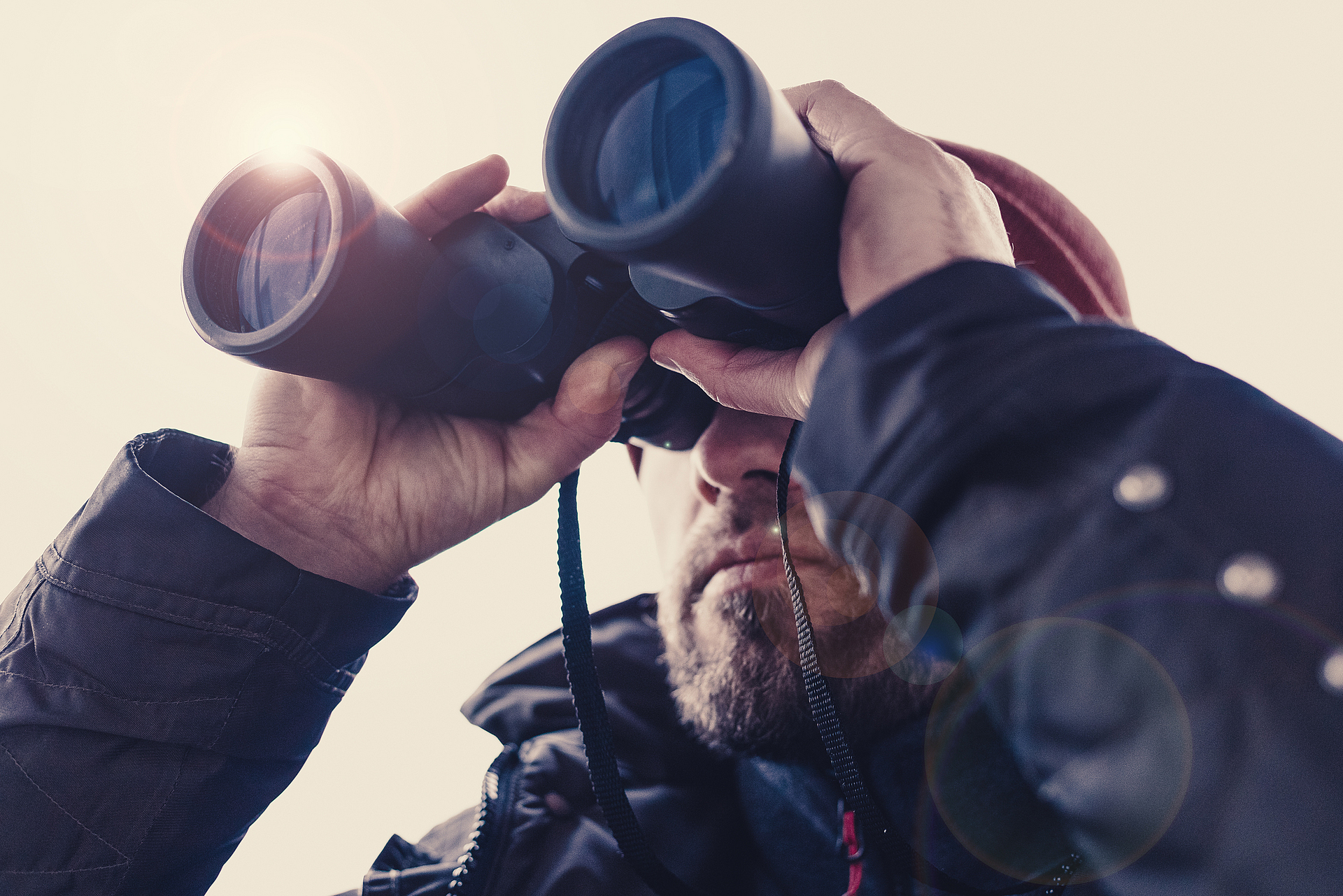 Blick durch ein Fernglas