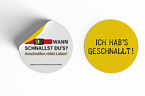 Schriftzug: Wann schnallst du's? Anschnallen rettet Leben! www.bau-auf-sicherheit.de/anschnallen