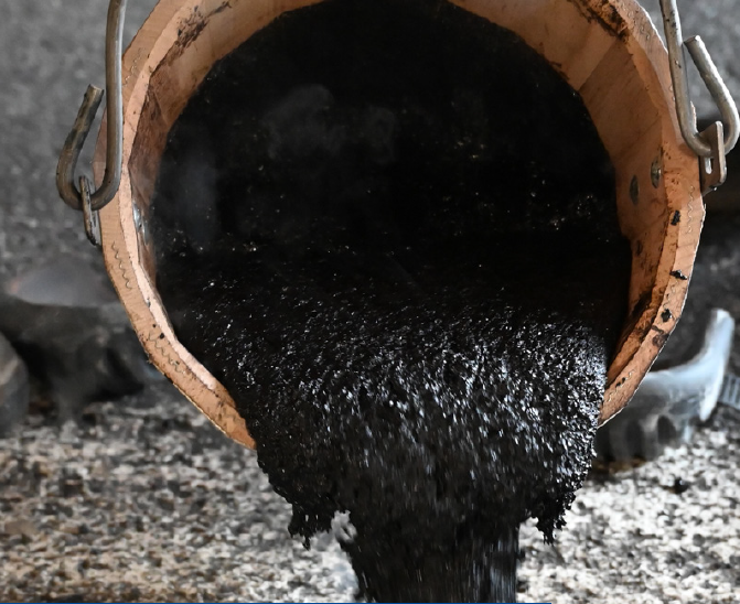 Titelbild der Branchenlösung Bitumen beim Heißeinbau von Gussasphalt.