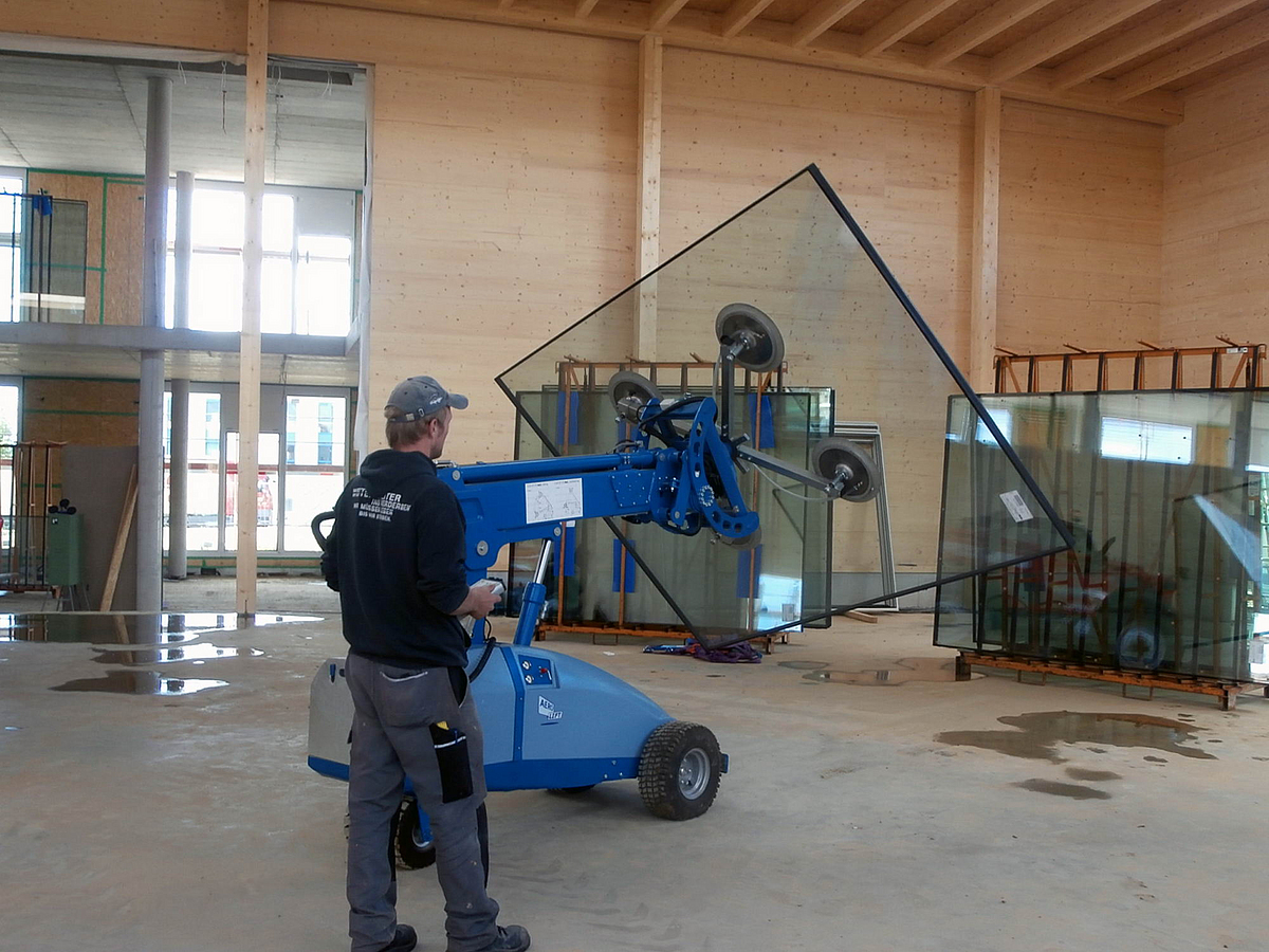 Ein Mann bedient ein Vakuum-Heber für Fenster, Glasscheiben