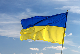 Ukraine-Flagge vor blauem Himmel