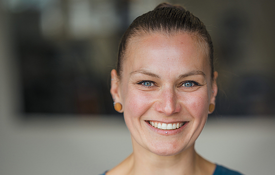 Titelbild des Videos "Azubirechte im Arbeitsschutz" mit Aufsichtsperson Michaela Lang.