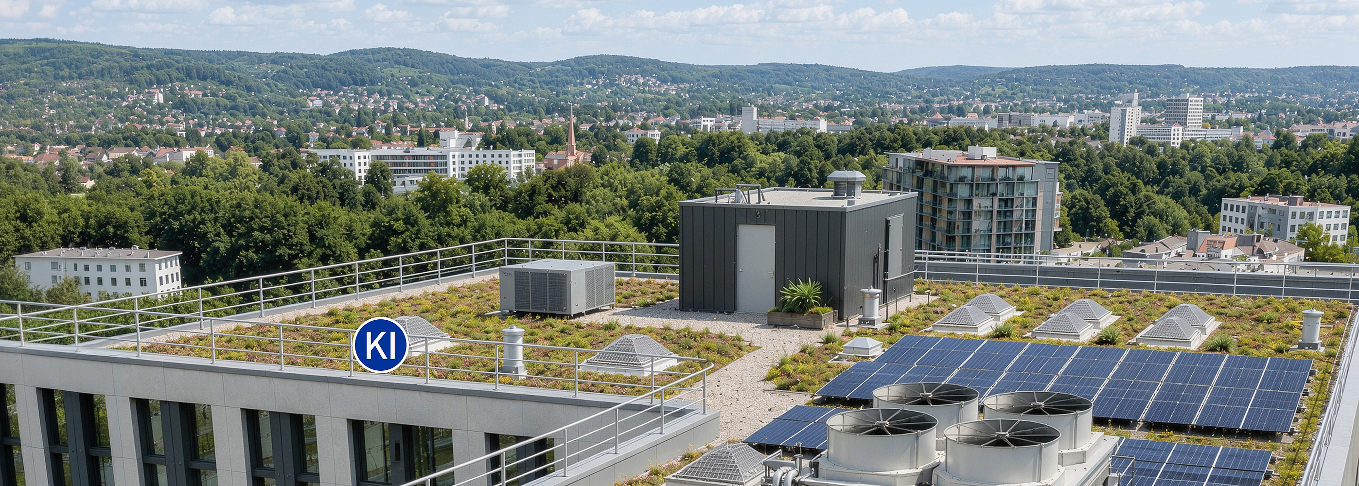 Begrüntes Flachdach eines modernen Gebäudes mit Solaranlagen, Lüftungstechnik und mehreren Oberlichtern; im Vordergrund stehen Bienenstöcke.