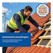 Titelbild eines Flyers mit einer Person, die auf einem geneigten Dach Dachziegel verlegt; eingeblendet sind das Logo „Sicher auf dem Dach“ sowie der Titel „Dacharbeiten beauftragen: Das müssen Eigentümerinnen und Eigentümer wissen“.