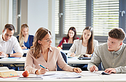 Junge Menschen lösen Aufgaben während eines Seminars.