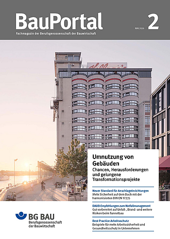 Titelseite der Ausgabe BauPortal 2-2026, die als Titelmotiv das zum Hotel umgebaute Getreidesilo von Kellogg's zeigt und weitere Themen im Kasten ankündigt. 