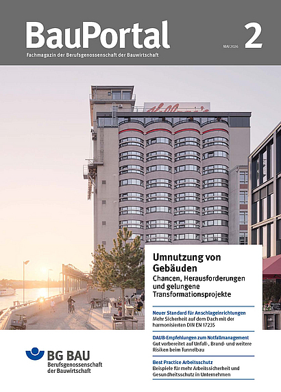 Titelseite der Ausgabe BauPortal 2-2026, die als Titelmotiv das zum Hotel umgebaute Getreidesilo von Kellogg's zeigt und weitere Themen im Kasten ankündigt. 