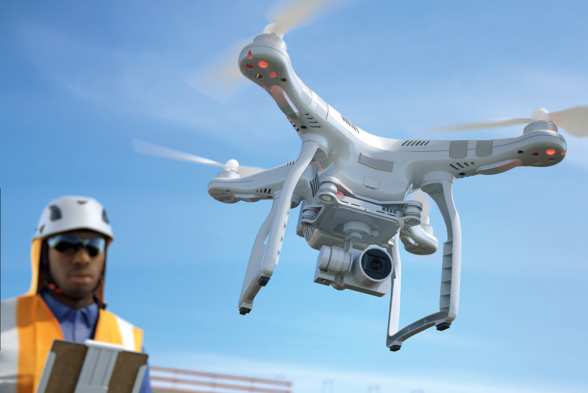 Eine Person steuert ein unbemanntes Luftfahrtsystem (UAS).