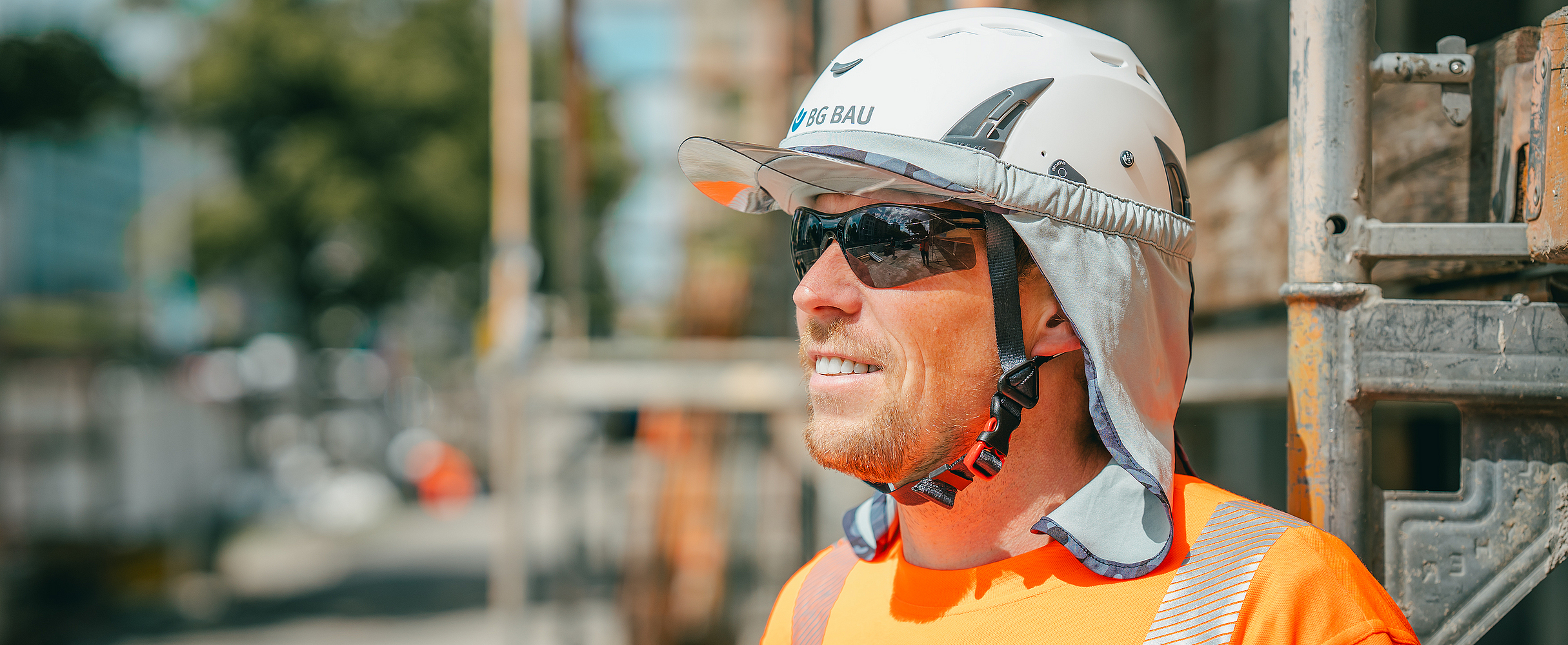 Ein Beschäftigter trägt Schutzkleidung gegen UV-Strahlung und Hitze.