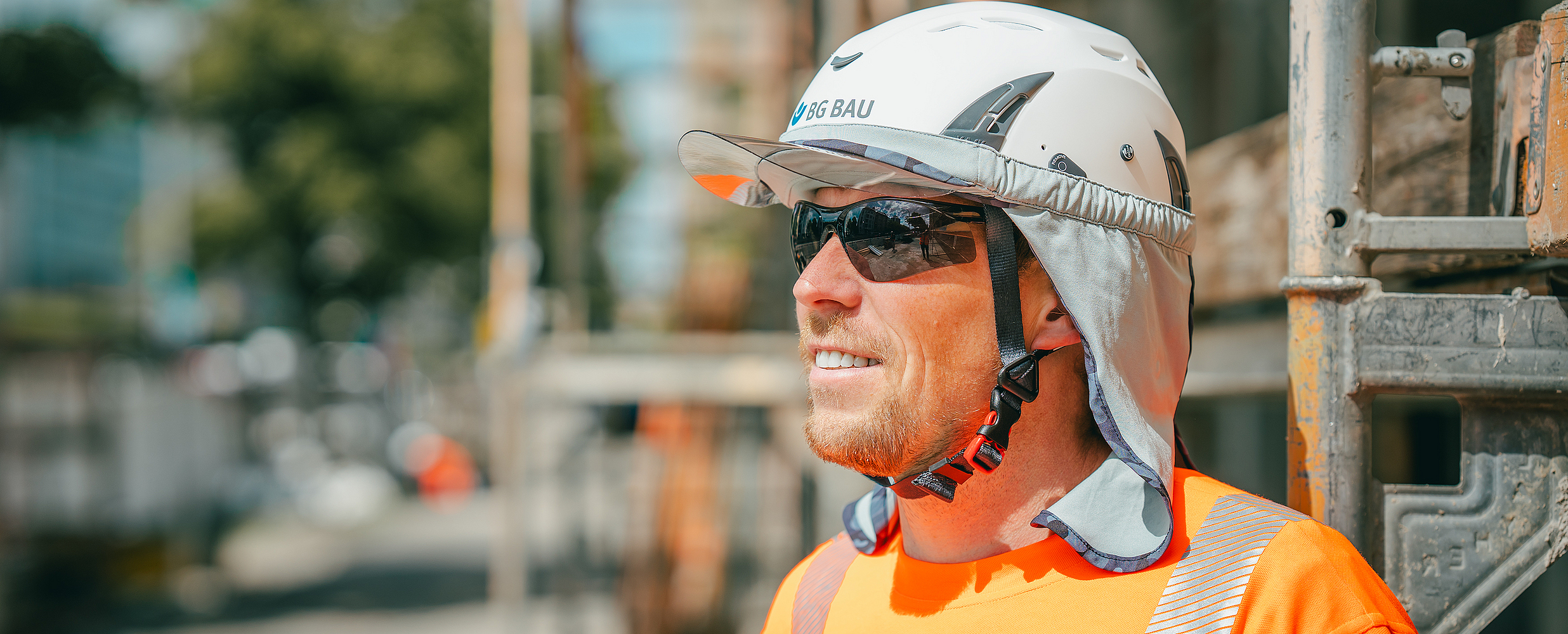 Ein Beschäftigter trägt Schutzkleidung gegen UV-Strahlung und Hitze.