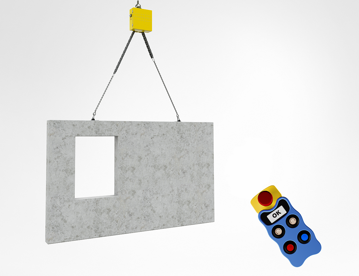 Ein Balancer hebt eine große vorgefertigte Betonwand mit rechteckiger Öffnung an zwei Ketten an. Rechts im Bild schwebt eine kabellose Steuerung mit Drucktasten und Display.