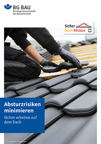 Titelbild eines Flyers mit einer Person, die auf einem geneigten Dach neue Dachziegel verlegt. Eingeblendet sind das Logo „Sicher hoch hinaus“ sowie der Titel „Dacharbeiten beauftragen: Das müssen Eigentümerinnen und Eigentümer wissen“.