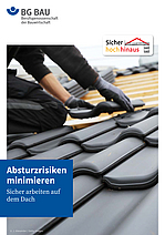 Titelbild eines Flyers mit einer Person, die auf einem geneigten Dach neue Dachziegel verlegt. Eingeblendet sind das Logo „Sicher hoch hinaus“ sowie der Titel „Dacharbeiten beauftragen: Das müssen Eigentümerinnen und Eigentümer wissen“.