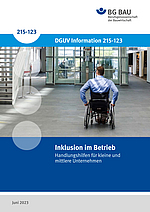 DGUV Information 215-123: Inklusion im Betrieb - Handlungshilfe für kleine und mittlere Unternehmen. Auf dem Titelbild: Ein Mitarbeiter im Rollstuhl befindet sich im Foyer eines Unternehmens,  auf dem Weg zum Fahrstuhl.