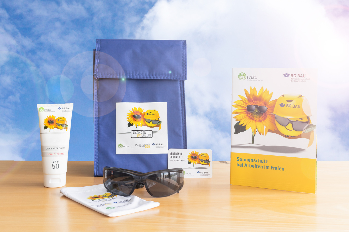 Zusammenstellung des UV-Schutz-Pakets: Sonnencreme, Sonnenbrille mit Beutel, UV-Check-Karte und Informationsmaterial zum UV-Schutz