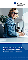 Eine Frau sitzt an einem Schreibtisch und lächelt in die Kamera.