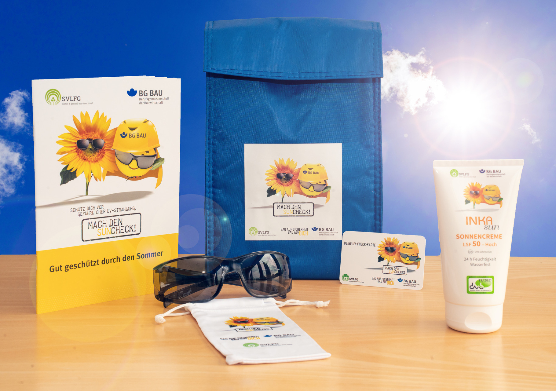 Beispielhafte Abbildung Zusammenstellung des UV-Schutz-Pakets: Sonnencreme, Sonnenbrille mit Beutel, UV-Check-Karte und Informationsmaterial zum UV-Schutz