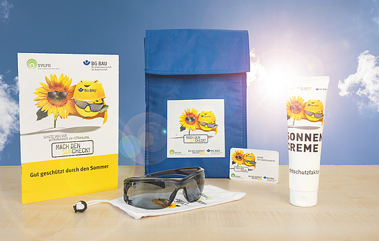 Zusammenstellung des UV-Schutz-Pakets: Sonnencreme, Sonnenbrille mit Beutel, UV-Check-Karte und Informationsmaterial zum UV-Schutz