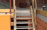 Gradläufige Bautreppe aus Systembauteilen als temporärer Verkehrsweg zum Überbrücken von einzelnen Geschossebenen während der Rohbau- und Ausbauphase oder als Zugang zu einer Baugrube.