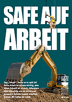 Das Bild zeigt einen Bauarbeiter mit Sicherheitsgurt, der an einem großen weißen Schriftzug „SAFE AUF ARBEIT“ hängt, während darunter ein gelber Bagger in einem Sandhaufen steht; am Bildrand befindet sich ein QR-Code und Text, der zu sicherer und gesunder Arbeit aufruft.