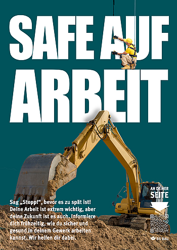 Das Bild zeigt einen Bauarbeiter mit Sicherheitsgurt, der an einem großen weißen Schriftzug „SAFE AUF ARBEIT“ hängt, während darunter ein gelber Bagger in einem Sandhaufen steht; am Bildrand befindet sich ein QR-Code und Text, der zu sicherer und gesunder Arbeit aufruft.